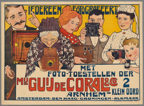Affiche « Iedereen fotografeert met fototoestellen der Mij. Guy de Coral & Co. Arnhem-Klein Oord ». Reproduction intégrale de l’exemplaire conservé par Rijksmuseum.