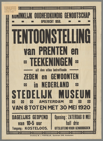 Affiche « Koninklijk Oudheidkundig Genootschap opgericht 1858. Tentoonstelling van prenten en teekeningen uit den atlas betreffende zeden en gewoonten in Nederland. Stedelijk Museum Amsterdam van 8 tot en met 30 Mei 1920 ». Reproduction intégrale de l’exemplaire conservé par Rijksmuseum.